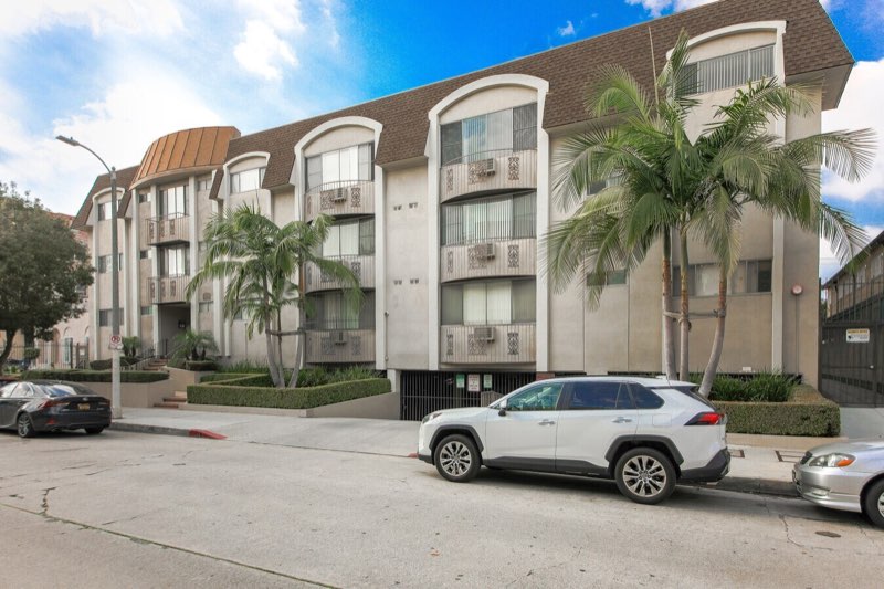 827 S Gramercy Dr in Koreatown, closed multifamily sale